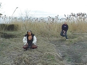 Kranker Halloween fucker bummst Mutti Outddor im Schlamm