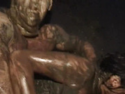 Kranker Halloween fucker bummst Mutti Outddor im Schlamm