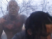 Kranker Halloween fucker bummst Mutti Outddor im Schlamm